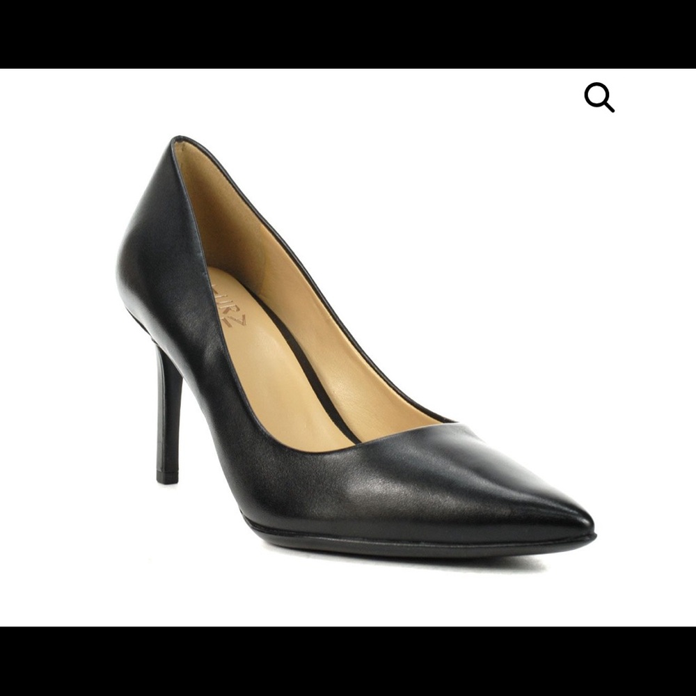Naturalizer Black Pumps